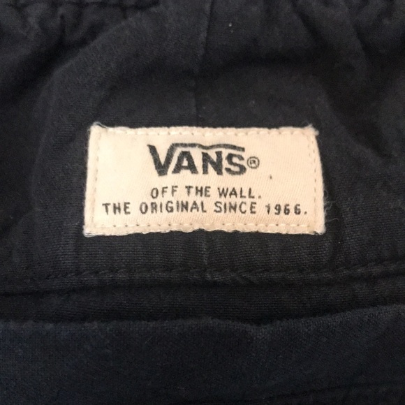 Van’s shorts size Medium stretchy waistband 2 side pockets and 2 back pockets. - Picture 3 of 4